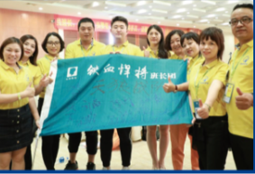 区域班长团旗帜合影