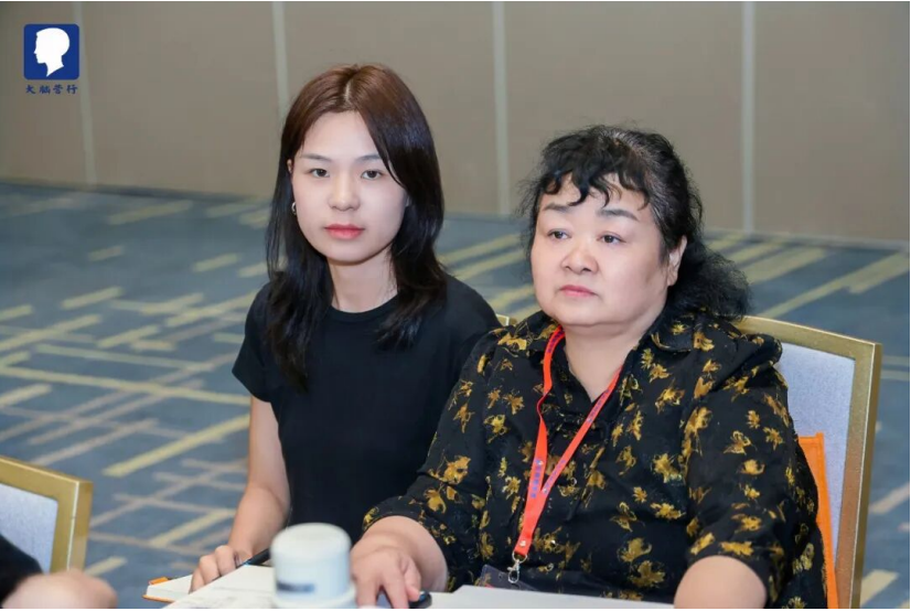 学员同桌合影1